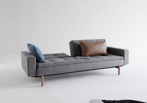 Kavč DUBLEXO SOFA BED z rokonasloni in s svetlimi lesenimi nogicami
