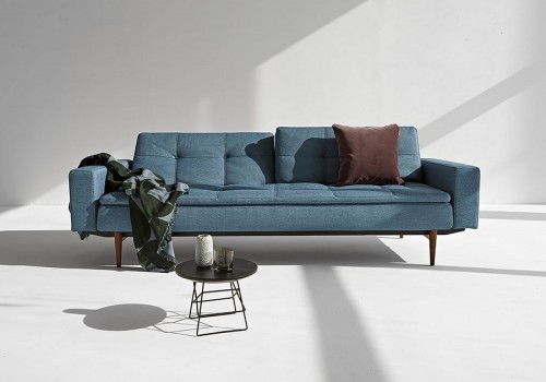 Kavč DUBLEXO SOFA BED z rokonasloni in s temno stileto lesenimi nogicami