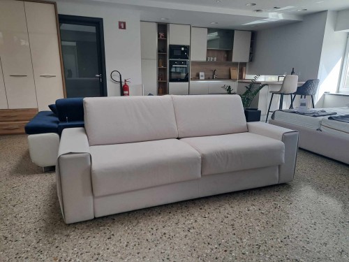 EKSPONAT KAVČ RUSSEL Z LEŽIŠČEM
