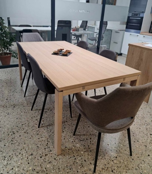 EKSPONAT JEDILNA MIZA ESVALD
