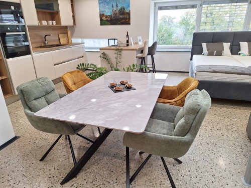 AKCIJSKI SET PERIL – miza MARIGOLD 2 (180×90) + 2 stola SHERLOCK curry + 2 stola ROLAN olivna
