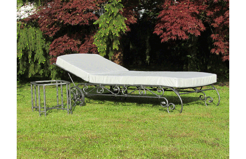 Ročno kovan oblazinjen ležalnik na kolesih z nastavljivim naslonom 