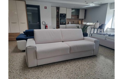 EKSPONAT KAVČ RUSSEL Z LEŽIŠČEM