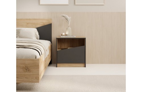 Moderna nočna omarica Atson z vrati in polico