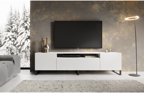 Stoječa TV omarica NOEMI z žlebljenimi vrati - BELA (več barv)